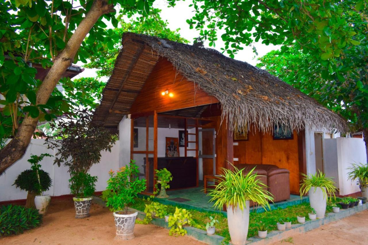 Golden Beach Cottages Тринкомалі Екстер'єр фото