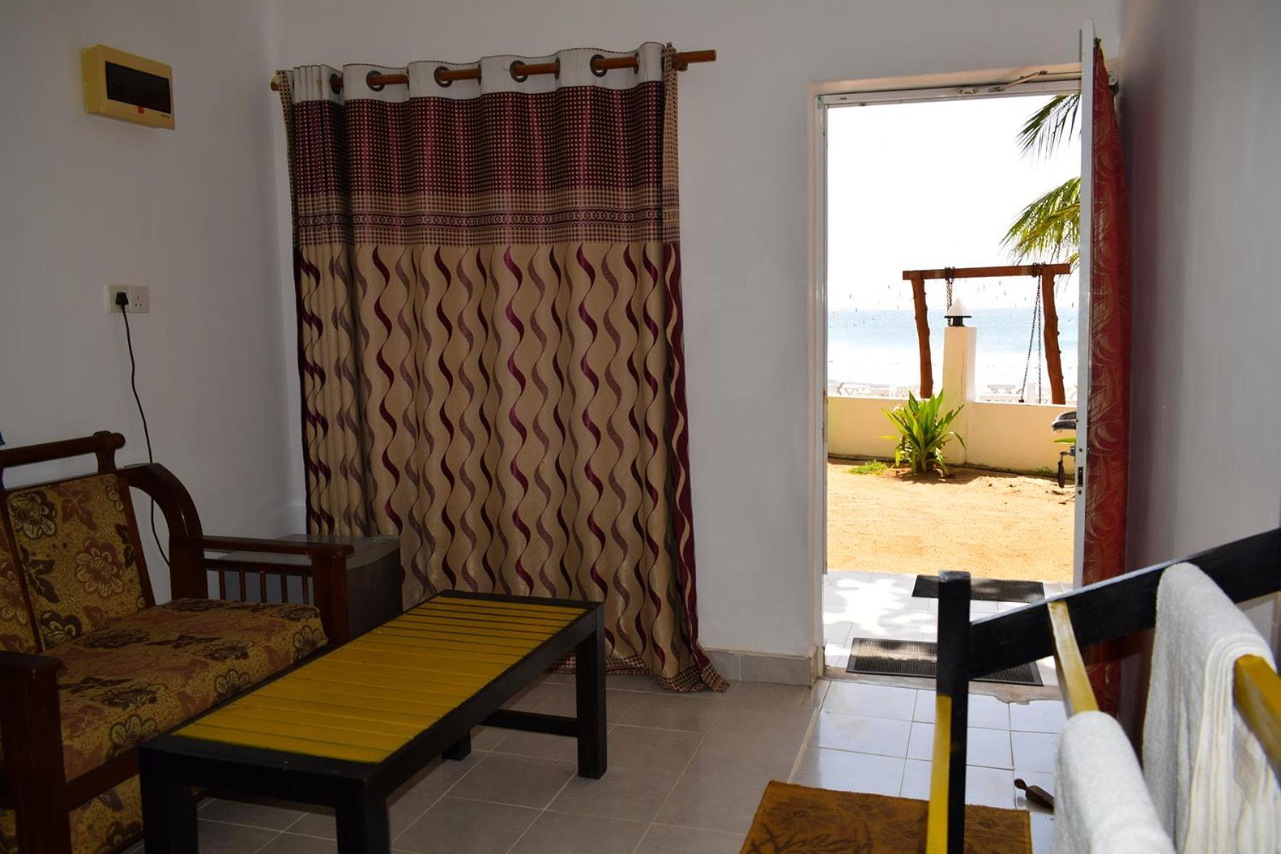 Golden Beach Cottages Тринкомалі Екстер'єр фото