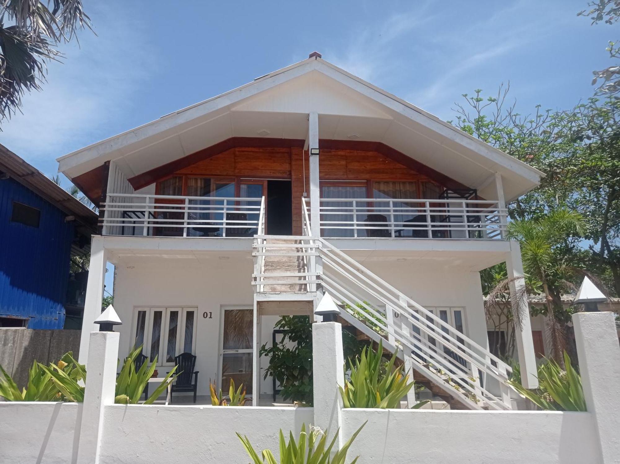 Golden Beach Cottages Тринкомалі Екстер'єр фото